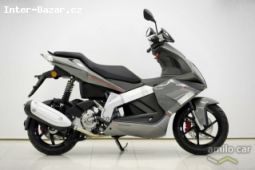 Nový skůtr Derbi GP 1 250 ccm stříbrný