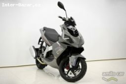 Nový skůtr Derbi GP 1 250 ccm stříbrný